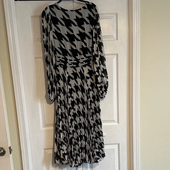 H&M Black and White Houndstooth Long Sleeve Dress - Picture 3 of 3